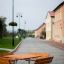 Table & Bench Quadro in un cortile con edifici e lampioni.