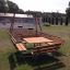 Table & Bench Quadro in un parco giochi con altalene.