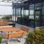 Area salotto all'aperto con Table & Bench Quadro su una terrazza moderna.