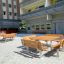 Set di arredi da esterno Table & Bench Quadro in un cortile.