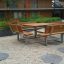Arredi da esterno Table & Bench Quadro in un cortile con giardino.