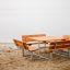 Set Table & Bench Quadro su una spiaggia sabbiosa in riva al lago.