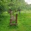 Attrezzature da gioco per esterni con travi di equilibrio in legno in un contesto da giardino â€“ Sintra.