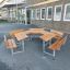 Set esagonale School Table & Bench davanti a un edificio scolastico.