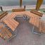 Set School Table & Bench con piani superiori in legno marrone su una superficie pavimentata