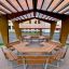 School Table & Bench sotto una pergola in legno nel parco giochi.