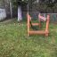 Struttura da arrampicata in legno per parco giochi per bambini in un parco.