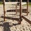Struttura da arrampicata con corde per parco giochi all'aperto Kongo sulla sabbia.