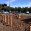Kongo attrezzatura da parco giochi all'aperto su superficie in corteccia con elementi da arrampicata e tronchi