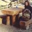 Table & Bench Nature. Set di sedute da esterno in legno con tavolo e panche in un contesto naturale.