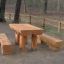 Rustico Table & Bench Nature da esterno in un ambiente boschivo.