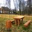 Table & Bench Nature in legno da esterno in un giardino.