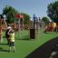 Parco giochi personalizzato con erba artificiale, tappetino antiurto da 35 mm e bambini che giocano