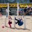 Bambini che giocano sull'attrezzatura da parco giochi Double Somersault Nature.