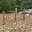 Double Somersault Nature - barre ginniche da esterno realizzate in legno e metallo, inserite in un'area giochi naturale