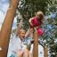 Bambini che giocano sull'attrezzatura da parco giochi all'aperto Double Somersault Nature.