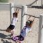 Bambini che giocano sulle attrezzature da gioco Triple Somersault Nature.