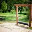 Attrezzatura da gioco in legno Barrel per l'equilibrio per bambini nel parco.