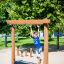 Bambino che gioca sulle attrezzature da gioco Barrel in un parco.