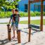 Bambini che giocano sulle attrezzature da gioco Barrel