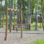 Casetta da gioco in legno Lianes in un parco giochi a tema foresta