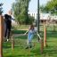 Bambini che giocano su Diamond net in un parco.