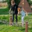 Bambini che giocano sulla struttura da arrampicata Diamond net in un parco.