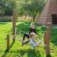 Bambini che giocano sull'attrezzatura da parco giochi Diamond net.