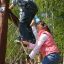 Bambini che si arrampicano su Swallow climbing net.