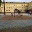 Bambini che giocano su Butterfly climbing net in un parco giochi scolastico.