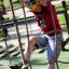 Bambino che si arrampica su Butterfly climbing net in un parco giochi.