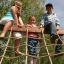 Bambini che giocano su Butterfly climbing net.