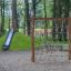 Butterfly climbing net in un parco giochi con uno scivolo sullo sfondo