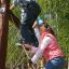 Bambini che giocano su Mountains climbing net.