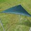 Sun Shade Triangle 3x3x3 Atlantis (Metal), parasole triangolare verde installato su un'area erbosa.