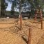 Parco giochi per bambini con Gossamer rete da arrampicata e strutture in legno.