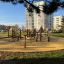 Attrezzatura da parco giochi all'aperto Sahara in un parco di una zona residenziale.