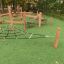 Sahara percorso a ostacoli per parco giochi con sfondo di vegetazione