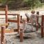 Bambini che giocano su Sahara attrezzatura da gioco in legno con ponte di equilibrio all'aperto.