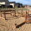 Percorso a ostacoli in legno per parco giochi per bambini chiamato Sahara in un moderno complesso residenziale.