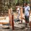 Sahara attrezzatura da gioco di equilibrio in legno con bambino e adulto in un ambiente boschivo