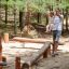 Travi di equilibrio in legno per parco giochi del set di attrezzature da gioco Sahara in un'area boschiva.
