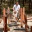 Sahara ponte di equilibrio in legno per parco giochi per bambini in un ambiente boschivo