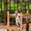 Sahara ponte di equilibrio in legno per parco giochi con catene in un ambiente boschivo