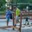 Bambini che giocano su Sahara trave di equilibrio in legno per parco giochi con catene all'aperto.