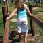 Un bambino che gioca sul ponte di legno Sahara in un parco giochi.