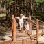 Attrezzatura da gioco con ponte sospeso in legno Sahara con bambini che giocano all'aperto in un'area boschiva