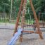 Tipi I climbing net per bambini in un parco.