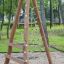 Struttura da gioco in legno con rete da arrampicata per bambini.