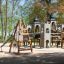 Tipi I climbing net in legno in un parco giochi.